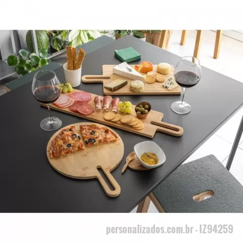 Tábua para pizza personalizada - Tábua de servir em bambu com pega, de grande dimensão e de utilização versátil. Ideal para pizza. Certificação EU Food Grade. Fornecido com caixa presente de papel kraft. 310 x 408 x 12 mm