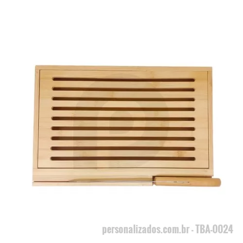 Tábua personalizada - Migalheira Em Bambu Com Faca Verona - 2 Pçs Confeccionada em bambu, possui grelha removível para melhor recolher as migalhas e uma faca 7” para pão com cabo em bambu e lâmina em aço Inox com rebites resistentes, que se encaixa perfeitamente na lateral da base. Personalização a laser na migalheira e na lâmina da faca