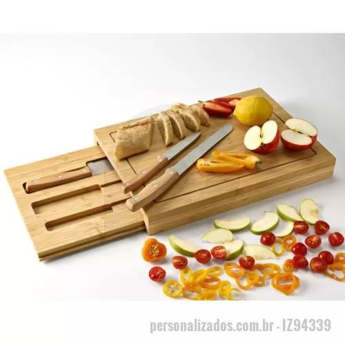 Tábua personalizada - Conjunto de tábuas em bambu com 3 facas inclusas. Composto por duas tábuas: a tábua exterior e a tábua interior que assume duas funcionalidades - um compartimento para três facas inclusas (faca de legumes, faca de pão, faca de cozinha) e como tábua de corte. Fornecida em caixa presente de papel kraft reciclado. Certificação EU Food Grade. A cor e o resultado da impressão nos materiais naturais pode variar entre produtos. 390 x 280 x 45 mm | Tábua exterior: 390 x 280 x 15 mm | Tábua interior: 380 x 250 x 15 mm