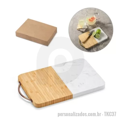 Tábua personalizada - Tábua de corte em bambu e mármore em formato retangular. Contém pega metálica que facilita transporte e arrumação. Fornecido em caixa presente em papel kraft reciclado. Certificação EU Food Grade