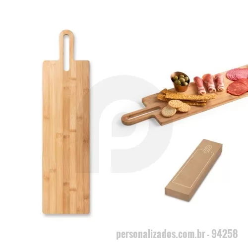 Tábua personalizada - Tábua de servir em bambu com pega, de grande dimensão e de utilização versátil. Fornecido em caixa presente de papel kraft reciclado. Certificação EU Food Grade. A cor e o resultado da impressão nos materiais naturais pode variar entre produtos. 600 x 155 x 12 mm Apropriado para comida Fornecido em caixa de oferta Our nature