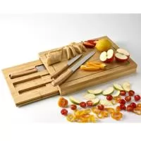 Conjunto de tábuas em bambu com 3 facas inclusas. Composto por duas tábuas: a tábua exterior e a tábua interior que assume duas funcionalidades - um compartimento para três facas inclusas (faca de legumes, faca de pão, faca de cozinha) e como tábua de corte. Fornecida em caixa presente de papel kraft reciclado. Certificação EU Food Grade. A cor e o resultado da impressão nos materiais naturais pode variar entre produtos. 390 x 280 x 45 mm | Tábua exterior: 390 x 280 x 15 mm | Tábua interior: 380 x 250 x 15 mm
