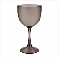 Taça de gin com capacidade de 550 ml, produzida em poliestireno, com peso de 86 gramas, altura de 19,9 cm, diâmetro da boca de 9,9 cm e base de 8,4 cm, oferecendo excelente equilíbrio entre leveza e resistência para uso contínuo. Seu design bicolor a