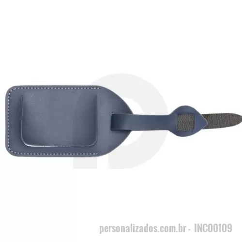 Tag de mala personalizado - Tag de Mala Personalizada – Fabricação Própria Descrição do Produto  A Tag de Mala Personalizada é um acessório indispensável para identificar bagagens de forma prática, segura e elegante durante viagens nacionais e internacionais. Produzida com fabricação própria, oferece excelente acabamento, alta durabilidade e diversas possibilidades de personalização para destacar a identidade visual da sua marca.  Ideal para empresas, agências de turismo, companhias aéreas, eventos corporativos, hotéis e campanhas promocionais, a tag facilita a identificação rápida da bagagem, reduzindo riscos de extravio e proporcionando mais tranquilidade ao viajante.  A EV Brindes fabrica tags de mala em diferentes materiais, tamanhos, formatos e cores, desenvolvendo projetos exclusivos conforme a necessidade de cada cliente. A personalização pode incluir logotipos, campanhas promocionais, informações de contato e layouts exclusivos, tornando o produto um excelente brinde corporativo de alta utilidade.  Além d