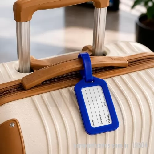 Tag personalizado - Tag Identificador de Bagagem Personalizado  Prática, leve e ideal para viagens, a Tag Identificadora de Bagagem facilita a identificação das malas e ainda oferece uma ótima oportunidade para divulgar sua marca.  Confeccionada em polipropileno (PP), possui etiqueta interna removível em papel cartão para preenchimento dos dados e alça lateral em PVC para fixação na bagagem.