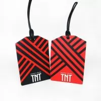 Chaveiro Emborrachado, Gravação em Alto relevo com a logo do cliente. Desenvolvimento de formato específico. Acabamento em cordão de nylon e argola (ou em corrente metálica e argola).
