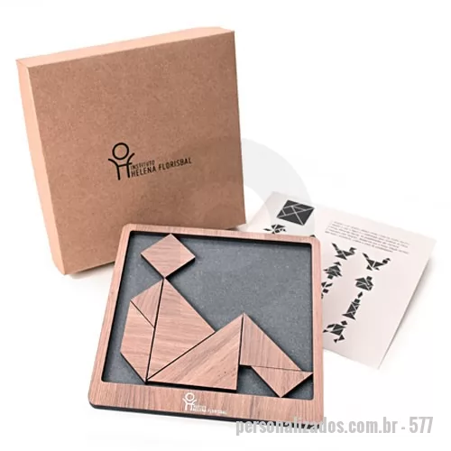 Tangram personalizado - Quebra cabeça quadrado cortado em MDF certificado pela FSC, com espessura de 6 mm. Embalado em caixa de papel kraft 300 g e berço com elástico. Personalização na tampa da caixa e no Tangram em silkscreen 1 cor. Medidas: Quebra cabeça com moldura18 x 18 cm, sem moldura 16,7 x 15,5 cm e a caixa com 19,4 x 19,4 x 5,8 cm. Acompanha lâmina de instruções..