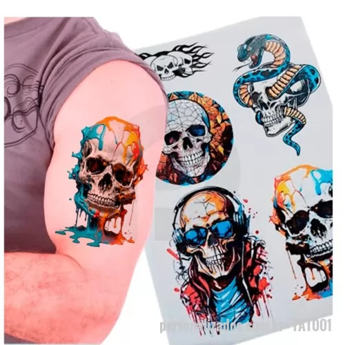 Tatuagem personalizado - Tatuagem Temporária Personalizada – Sua Arte, Seu Estilo! IMPORTANTE: Nossa impressão não aplica cor branca – qualquer área branca no arquivo ficará transparente. Cores claras podem perder visibilidade, por isso recomendamos cores escuras.  Especificações:  Área de impressão: 19 x 27 cm (considere 1 cm de margem nas extremidades). Duração: Em média 3 dias, dependendo do local e atrito. Cores disponíveis: preto, cinza e colorido (sem efeito metálico, Neon, Glitter ou branco).  Como funciona?  Antes da compra: prepare sua cartela de tatuagens no tamanho 19 x 27 cm, com pelo menos 5mm de espaço entre cada arte. Após a compra: envie seu arquivo em PNG ou PDF com fundo branco, ou transparente. Não criamos a arte. Nós cuidamos do espelhamento, então envie sua imagem na posição normal de leitura. A cartela será impressa exatamente como enviada – verifique a qualidade da resolução antes de enviar. Prazo de produção: até 1 dia útil.  ATENÇÃO: Por se tratar de um produto personalizado, não aceit
