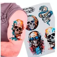 Tatuagem Temporária Personalizada – Sua Arte, Seu Estilo! IMPORTANTE: Nossa impressão não aplica cor branca – qualquer área branca no arquivo ficará transparente. Cores claras podem perder visibilidade, por isso recomendamos cores escuras.  Especificações:  Área de impressão: 19 x 27 cm (considere 1 cm de margem nas extremidades). Duração: Em média 3 dias, dependendo do local e atrito. Cores disponíveis: preto, cinza e colorido (sem efeito metálico, Neon, Glitter ou branco).  Como funciona?  Antes da compra: prepare sua cartela de tatuagens no tamanho 19 x 27 cm, com pelo menos 5mm de espaço entre cada arte. Após a compra: envie seu arquivo em PNG ou PDF com fundo branco, ou transparente. Não criamos a arte. Nós cuidamos do espelhamento, então envie sua imagem na posição normal de leitura. A cartela será impressa exatamente como enviada – verifique a qualidade da resolução antes de enviar. Prazo de produção: até 1 dia útil.  ATENÇÃO: Por se tratar de um produto personalizado, não aceit