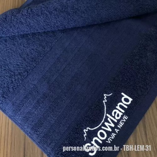 Toalha de banho personalizada - Bordada 375g 140x70. Toalha de banho 90% algodão, 375 g/m², com a sua marca bordada. A opção mais leve da linha, com melhor custo por peça. Para academias, eventos, kits de boas-vindas e presentes. Pedido mínimo: 30 peças. Peso aproximado: 370 g por peça. Arte criada pelo nosso estúdio, sem custo no pedido fechado. Fábrica própria no Rio de Janeiro e envio para todo o Brasil. Prazo a partir de 15 dias úteis após a aprovação da arte e o pagamento.