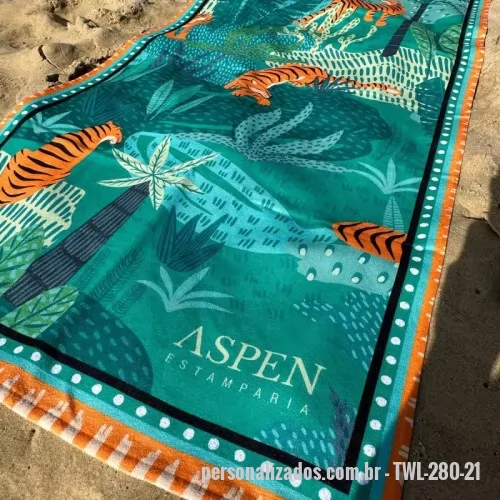 Toalha de praia personalizada - Estampa total 280g. Toalha de praia 140x70, 280 g/m², 70% algodão e 30% poliéster, com estampa total sem limite de cores. Toque macio e alta absorção. Também em 210 g/m². Para ações de verão, clubes, hotéis, academias e presentes para clientes. Pedido mínimo: 30 peças. Peso aproximado: 275 g por peça. Arte criada pelo nosso estúdio, sem custo no pedido fechado. Fábrica própria no Rio de Janeiro e envio para todo o Brasil. Prazo a partir de 15 dias úteis após a aprovação da arte e o pagamento.