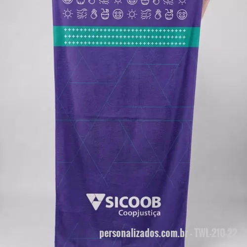 Toalha de praia personalizada - Estampa total 210g. Toalha de praia 140x70, 210 g/m², 70% algodão e 30% poliéster: mais leve e com melhor custo por peça. Estampa total sem limite de cores. Também em 280 g/m². Para eventos, Carnaval, kits de verão e ações de grande volume. Pedido mínimo: 30 peças. Peso aproximado: 205 g por peça. Arte criada pelo nosso estúdio, sem custo no pedido fechado. Fábrica própria no Rio de Janeiro e envio para todo o Brasil. Prazo a partir de 15 dias úteis após a aprovação da arte e o pagamento.