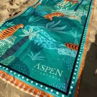 Estampa total 280g. Toalha de praia 140x70, 280 g/m², 70% algodão e 30% poliéster, com estampa total sem limite de cores. Toque macio e alta absorção. Também em 210 g/m². Para ações de verão, clubes, hotéis, academias e presentes para clientes. Pedido mínimo: 30 peças. Peso aproximado: 275 g por peça. Arte criada pelo nosso estúdio, sem custo no pedido fechado. Fábrica própria no Rio de Janeiro e envio para todo o Brasil. Prazo a partir de 15 dias úteis após a aprovação da arte e o pagamento.