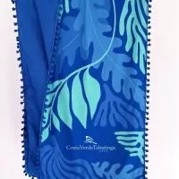 Toalha-canga atoalhada. Peça 140x70 que une canga e toalha: toque atoalhado e estampa total sem limite de cores. Opção de franja, tassel ou pompom. Também em 140x100. Para ações de verão, clubes e presentes. Pedido mínimo: 30 peças. Arte criada pelo nosso estúdio, sem custo no pedido fechado. Fábrica própria no Rio de Janeiro e envio para todo o Brasil. Prazo a partir de 15 dias úteis após a aprovação da arte e o pagamento.