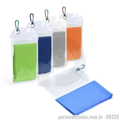 Toalha fitness personalizada - Descrição: Uma toalha prática ideal para aliviar o calor durante atividades físicas em qualquer lugar. Seu uso é simples: basta molhar a toalha, torcer levemente para remover o excesso de água e pronto, você terá uma tolha macia e refrescante para levar ao pescoço e diminuir a sensação desconfortável de calor enquanto ela estiver molhada. A toalha vem em uma embalagem de PVC compacta com um mosquetão para ser facilmente transportada. Precaução de uso: lavar à mão com água fria e sabão neutro.  Altura :  30 cm  Comprimento :  86 cm  Medidas aproximadas para gravação (CxL):  14 cm x 10 cm (embalagem)  Tamanho total aproximado  (CxL):  Embalagem: 22 cm x 13 cm