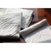 Toalha fitness 100% algodão personalizada em relevo.