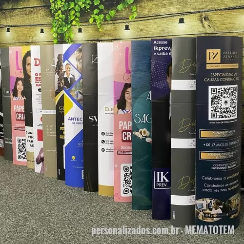Totem personalizado - Totem de Papelão elíptico é uma opção prática e econômica para comunicação visual em ambientes internos. O Totem de Papelão mede45 cm de largura, 150 cm de altura e 20 cm de profundidade. Seu peso total é de apenas 0,950 kg. Material em impressão digital sobre Substrato Papel Triplex 375 g, com abas internas dobráveis para sustentação