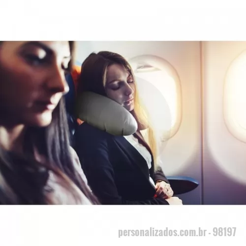 Travesseiro inflável personalizado - Kit de viagem composto por almofada de pescoço, máscara para dormir, tampões para ouvidos (não é um equipamento de proteção individual) e 1 par de meias. Fornecido com bolsa em 190T. Bolsa: 150 x 200 mm