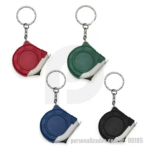 Trena chaveiro personalizada - PRODUTO: Chaveiro Trena Emborrachada de 1 Metro DESCRIÇÃO:  Trena de 1 metro colorida emborrachada com detalhe plástico branco. Possui trava e acompanha chaveiro. MEDIDAS:  Medidas aproximadas para gravação (CxL):  2,2 cm x 2,2 cm Tamanho total aproximado  (CxL):  9,3 cm x 4,1 cm Peso aproximado (g):  20 Cores: Preto, Vermelho, Verde  Consultar disponibilidade do estoque