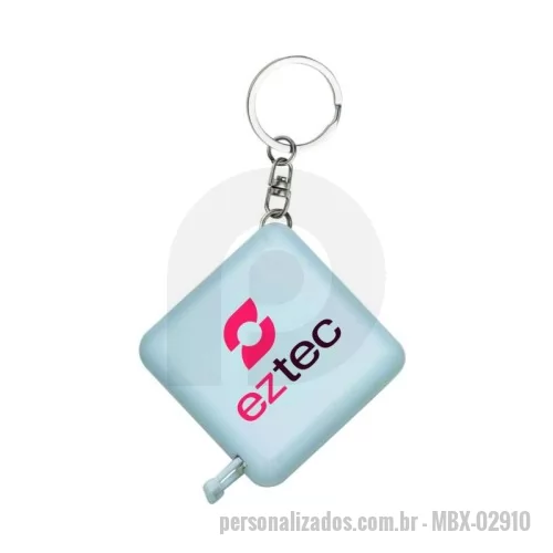 Trena chaveiro personalizada - Fita métrica de 1 metro em plástico quadrangular, frente lisa e verso com botão (trava). Acompanha chaveiro.
