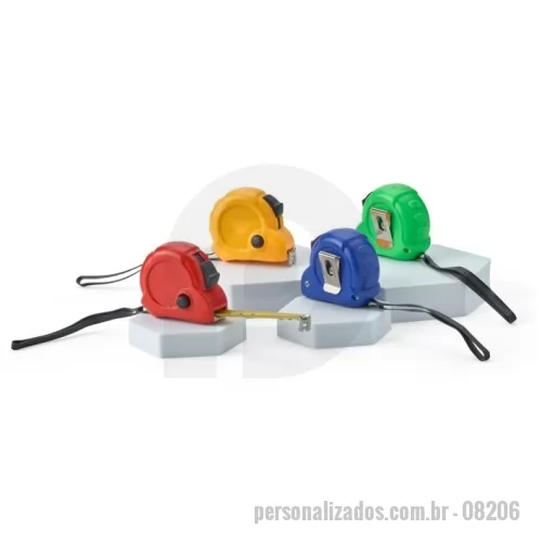 Trena personalizada - Descrição: Uma trena de plástico versátil e simples de usar. Com fita de aço com alcance de até 3 metros, ela também apresenta suas medidas em pés e polegadas. Conta com uma trava de segurança de fácil acionamento: basta deslizar que a fita é contida totalmente no trecho desejado. Além de um botão manual para manter a fita em uma medida fixa enquanto estiver apertado. O corpo da trena ainda possui uma presilha de plástico e uma alça de borracha, tornando seu transporte ainda mais prático.