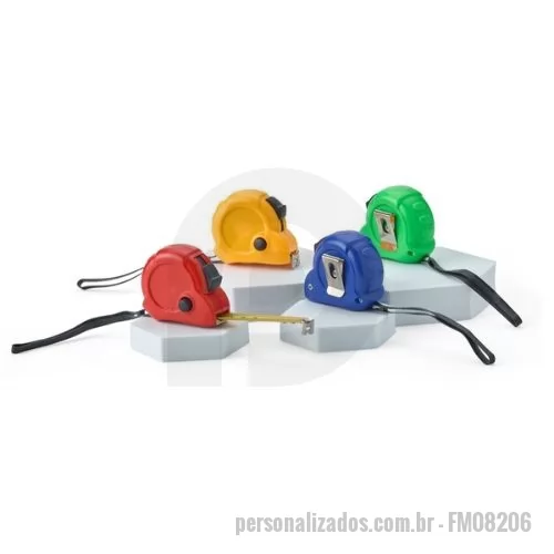 Trena personalizada - Descrição: Trena com corpo e presilha em plástico e alça de borracha para transporte. Possui fita de aço com alcance máximo de 3 metros, que também apresenta marcação de medidas em pés e polegadas. Conta com trava de segurança e botão manual que mantém a fita em posição fixa.  Altura :  6 cm  Largura :  6,7 cm  Espessura :  3,1 cm  Medidas aproximadas para gravação (CxL):  2,5 cm x 2,5 cm  Peso aproximado (g):  81