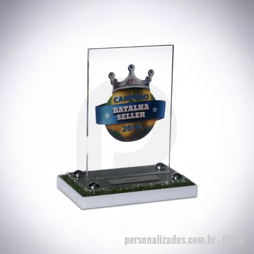 Troféu acrílico personalizado - O troféu de acrílico, criado para a Batalha Seller, homenageia os vendedores de destaque com uma elegante haste em acrílico cristal e duas bases — uma em acrílico cristal e outra em branco de 20mm, adornada com grama sintética para simbolizar o futebol.   Completado por uma placa de aço personalizada e parafusos cromados para detalhes finais, suas dimensões são aproximadamente 220x150mm para a haste e 200x120mm para a base.   Utilizando corte a laser, colagem e impressão UV, este troféu sob medida é o resultado de uma colaboração direta com o cliente, garantindo um reconhecimento sofisticado para os melhores vendedores.   Celebre a excelência em vendas com troféus personalizados da AD Plastic, perfeitos para motivar e destacar o sucesso.