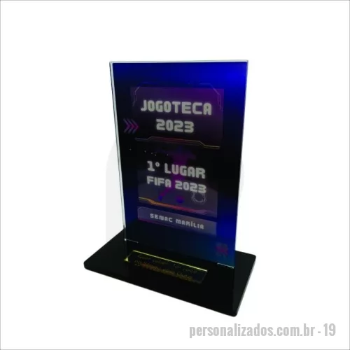 Troféu acrílico personalizado - Troféu em acrílico com personalização. Para homenagens e premiações.     Formato torre com base retangular. Modelo versátil e moderno!     Produzido em Acrílico 100% Virgem. Muito mais resistente e transparente, não amarela, livre de odores e contaminantes.        PERSONALIZE COMO QUISER! Personalização com Impressão UV direto no acrílico.