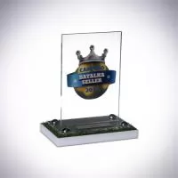 O troféu de acrílico, criado para a Batalha Seller, homenageia os vendedores de destaque com uma elegante haste em acrílico cristal e duas bases — uma em acrílico cristal e outra em branco de 20mm, adornada com grama sintética para simbolizar o futebol.   Completado por uma placa de aço personalizada e parafusos cromados para detalhes finais, suas dimensões são aproximadamente 220x150mm para a haste e 200x120mm para a base.   Utilizando corte a laser, colagem e impressão UV, este troféu sob medida é o resultado de uma colaboração direta com o cliente, garantindo um reconhecimento sofisticado para os melhores vendedores.   Celebre a excelência em vendas com troféus personalizados da AD Plastic, perfeitos para motivar e destacar o sucesso.