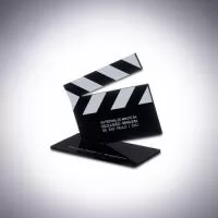 O troféu de acrílico criado para a Escola Suíço, reconhecendo contribuições ao crescimento e imagem da instituição durante um evento interno, combina uma elegante base de acrílico preta com uma plaquinha de aço escovado detalhando o nome e a data do evento.  Utilizando corte a laser e técnicas de colagem, juntamente com impressão UV para um acabamento de alta qualidade, este troféu é fruto de um processo colaborativo com o cliente, resultando em um produto único e personalizado.  Celebre realizações educacionais com troféus da AD Plastic, perfeitos para destacar méritos e promover a identidade escolar.