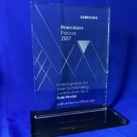 Troféu em vidro incolor 12mm com gravação personalizada sendo a base em vidro pintado de preto