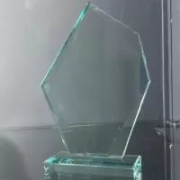 Troféu em vidro incolor 12mm modelado com chanfros