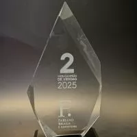 Troféu de cristal com base de cristal preta com gravação a laser interna