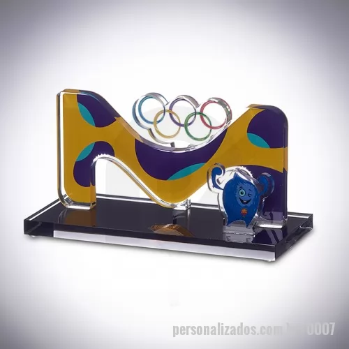 Troféu personalizado - O troféu de acrílico criado para a Merck, destinado a premiar colaboradores em uma competição interna, destacou-se por incorporar diversas cores e o emblemático “M” da marca, simbolizando diversidade e valorização da identidade corporativa.  Com uma base transparente que realça o design e a impressão UV para detalhes do evento e localidade, este troféu combinou técnicas precisas de corte a laser e colagem, assegurando qualidade superior e um acabamento impecável.  Desenvolvido em estreita parceria com o cliente, que esteve envolvido desde a concepção até a aprovação final, oferecemos soluções personalizadas para celebrar conquistas de forma memorável.  Transforme eventos corporativos com troféus personalizados da AD Plastic, destacando excelência e promovendo a marca.
