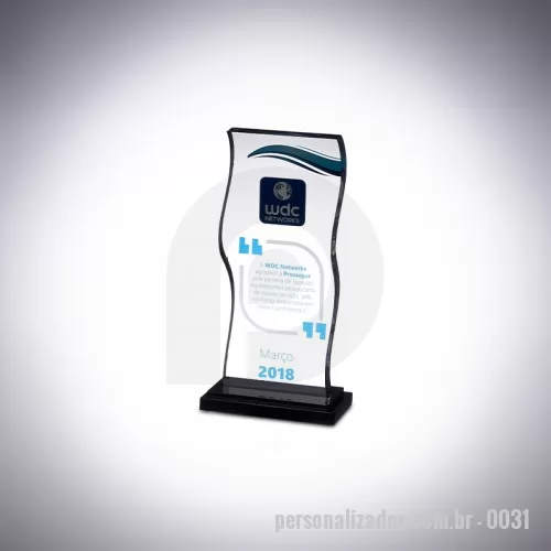 Troféu personalizado - O troféu de acrílico personalizado, criado exclusivamente para a WDC, celebra o reconhecimento dos colaboradores essenciais para o crescimento da empresa, destacando-se com uma haste robusta e design retangular único, adornado com cortes que lembram ondas.  Com uma base preta de acrílico e plaquinha de aço escovado, sua confecção utiliza corte a laser e técnicas de colagem, complementadas por impressão UV para um acabamento de alta qualidade.  Desenvolvido em colaboração direta com o cliente, que participou de cada etapa de aprovação, oferecemos troféus sob medida que realçam o valor e a distinção de momentos especiais. Personalize seu troféu de acrílico na AD Plastic para um reconhecimento memorável e elegante.