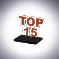 O troféu de acrílico criado para o Itaú celebra o “Top 15” colaboradores que atingiram as maiores metas do ano, em um evento interno da empresa.  Com design simplificado de uma única haste destacada pela impressão recortada, e base preta complementada por plaquinha de aço escovado com nome do evento e data, este troféu combina técnica de corte a laser e colagem com impressão UV para qualidade e acabamento superiores.  Desenvolvido em estreita parceria com o cliente, asseguramos um produto personalizado e de alta qualidade. Reconheça os melhores desempenhos com troféus personalizados da AD Plastic, perfeitos para eventos corporativos e celebrações de sucesso.