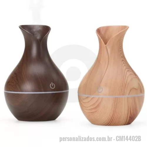 Umidificador de ar personalizado - Umidificador com led de 7 cores com exibição alternada. Produzido em plástico estilizado em madeira com acabamento brilhante. Umidificador possui capacidade de até 150ml e funciona apenas a base de água. Acompanha filtro de algodão e um cabo USB. Obs.: A limpeza externa deve ser feita apenas com pano umedecido, caso submergir o produto o equipamento pode ser danificado.
