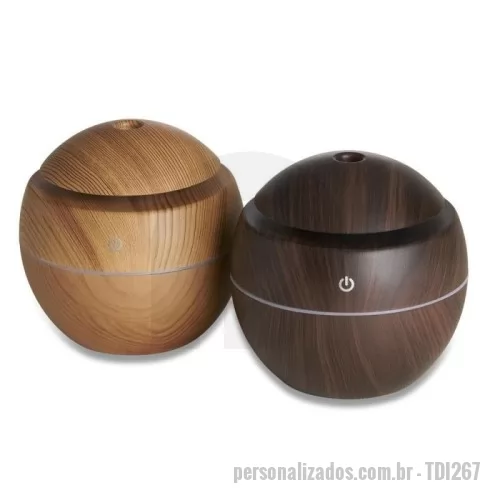 Umidificador de ar personalizado - Mini umidificador ultrassônico com led que muda de cor. Acompanha filtro de algodão e um cabo usb. Capacidade para 130ml de água. Produzido em plástico e revestido por adesivo caracterizando madeira. Taxa de tensão dc5v e taxa de consumo de 2w. O produto não retém energia, funciona somente com o cabo usb conectado a um meio de alimentação de energia. Obs.: para conservação do produto é recomendável utilizar água filtrada e não deve ser usado essências!