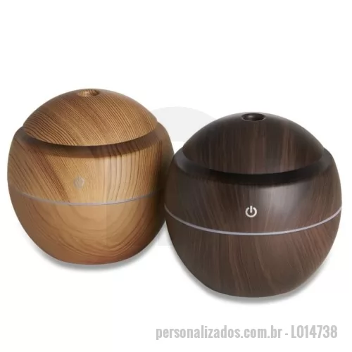 Umidificador de ar personalizado - Mini umidificador ultrassônico com led que muda de cor. Acompanha filtro de algodão e um cabo USB. Capacidade para 130ml de água. Produzido em plástico e revestido por adesivo caracterizando madeira. Taxa de tensão DC5V e Taxa de consumo de 2W. O produto não retém energia, funciona somente com o cabo USB conectado a um meio de alimentação de energia. Obs.: para conservação do produto é recomendável utilizar água filtrada e não deve ser usado essências!  Altura :  10 cm  Largura :  10 cm  Circunferência :  30,8 cm