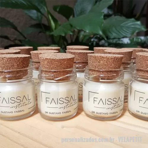 Vela ecológica personalizada - Vela aromática de 40g: traduz elegância e tranquilidade em forma de aroma. Com cera vegetal de coco, pavio de algodão, e fragrâncias premium, possui presença sofisticada e equilibrada. Ótimo para se destacar no ambiente, é um item refinado e que emociona. Enquanto um brinde simples é esquecido na gaveta, uma vela com a marca do seu cliente perfuma a casa dele por semanas, e mantém a lembrança viva. É esse brinde que a Moulin fabrica para você.