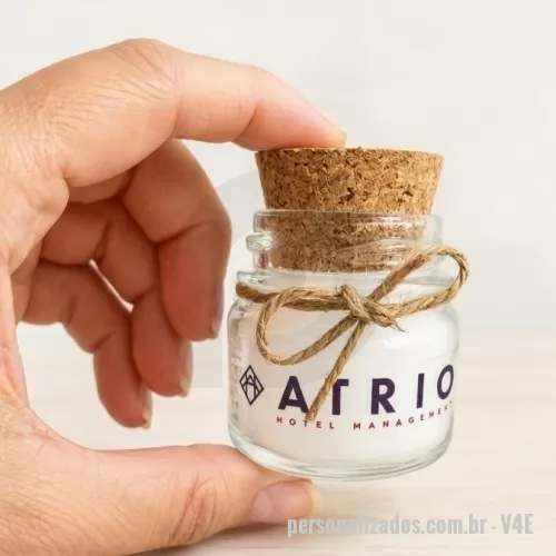 Vela ecológica personalizada - Vela aromatizada no pote de vidro com tampa de cortiça e enfeite de rami e laço.