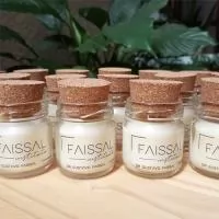 Vela aromática de 40g: traduz elegância e tranquilidade em forma de aroma. Com cera vegetal de coco, pavio de algodão, e fragrâncias premium, possui presença sofisticada e equilibrada. Ótimo para se destacar no ambiente, é um item refinado e que emociona. Enquanto um brinde simples é esquecido na gaveta, uma vela com a marca do seu cliente perfuma a casa dele por semanas, e mantém a lembrança viva. É esse brinde que a Moulin fabrica para você.