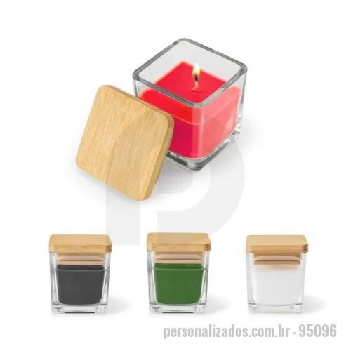 Vela personalizada - Vela aromática de 50g acondicionada em elegante copo de vidro com tampa em bambu natural, proporcionando sofisticação e aconchego para diversos ambientes. Disponível em fragrâncias agradáveis e relaxantes, é ideal para decoração, bem-estar e momentos de relaxamento.  Acompanha embalagem individual, tornando-se uma excelente opção para brindes corporativos premium, kits personalizados, ações promocionais, eventos e presentes sofisticados com alta percepção de valor.  Material: Vidro, cera aromática e tampa em bambu.