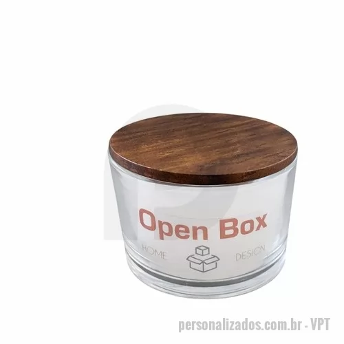 Vela personalizada - Vela aromatizada no copo de vidro personalizado com a sua logamarca e tampa de madeira.  Perfeita para reforçar a sua  marca em momentos especiais, eventos, congressos e muito mais.  Com opção de embalagem final a definir.