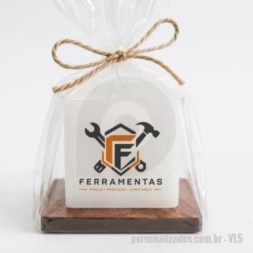Vela personalizada - Vela aromática maciça  personalização com a  sua logomarca, com uma base de madeira e embalada no saquinho transparente com laço rami . Um brinde elegante e com presença.
