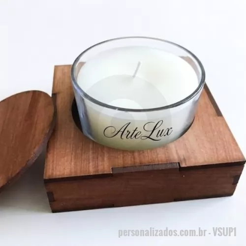 Vela personalizada - Vela personalizada com suporte base de madeira, envolta com rami e tag