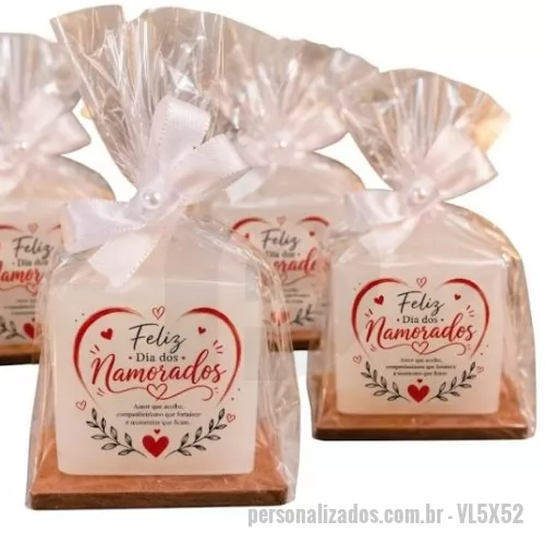 Vela personalizada - Vela aromática maciça  personalização com a  sua logomarca, com uma base de madeira e embalada no saquinho transparente com laço rami . Um brinde elegante e com presença.
