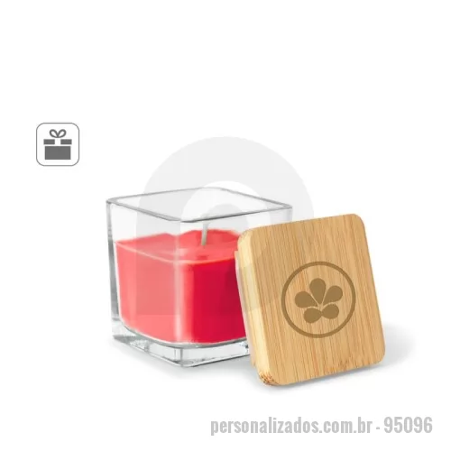 Vela personalizada - Vela aromática de 50 g, em copo de vidro com tampa de bambu. As diversas fragrâncias ajudam a criar um ambiente mais relaxante em sua casa, adaptado às suas preferências. Fornecido em caixa presente individual. A cor e o resultado da impressão nos materiais naturais pode variar entre produtos. Cor 103 - Canela | Cor 105 - Flores japonesas (Sakura) | Cor 106 - Baunilha | Cor 109 - Maçã verde 53 x 53 x 57 mm | Caixa: 55 x 55 x 60 mm