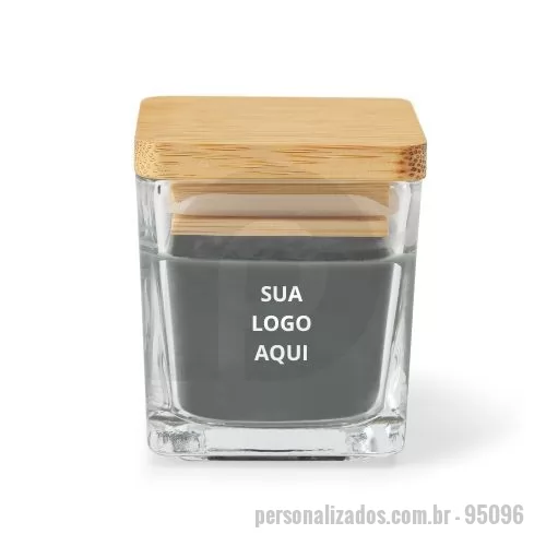 Vela personalizada - A Vela Aromática em Copo de Vidro é perfeita para criar um ambiente acolhedor e relaxante. Com 50 g, vem em copo de vidro com tampa de bambu, fornecida em caixa presente individual, tornando-se um brinde sofisticado e memorável. Disponível em diversas fragrâncias, adapta-se às preferências de cada pessoa, proporcionando momentos de bem-estar e tranquilidade.  Fragrâncias disponíveis:  Cor 103 – Canela  Cor 105 – Flores Japonesas (Sakura)  Cor 106 – Baunilha  Cor 109 – Maçã Verde  Dimensões:  Vela: 53 x 53 x 57 mm  Caixa: 55 x 55 x 60 mm  Observação: A cor e o resultado da impressão nos materiais naturais podem variar entre produtos. Personalização: Impressão no vidro em até 4 cores.
