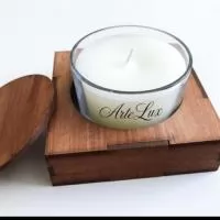 Vela aromatica personalizada com sua base suporte em madeira, pronta para ser usada. envolta com rami e tag